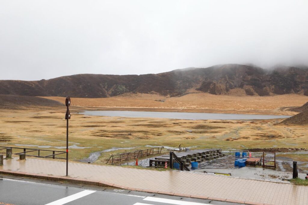 阿蘇火山博物館の前に広がる、霧に包まれた草千里