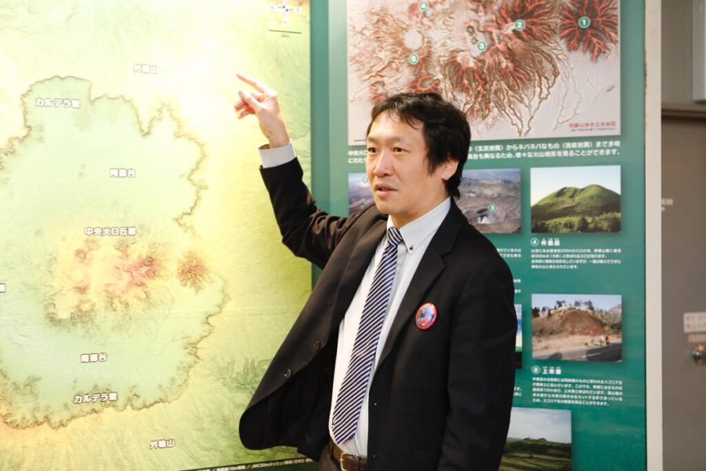 館内で、阿蘇市に広がる阿蘇カルデラについて解説する豊村さん
